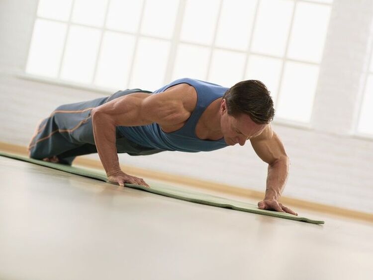 남성은 발기 부전을 예방하기 위해 신체 운동을 수행합니다. 