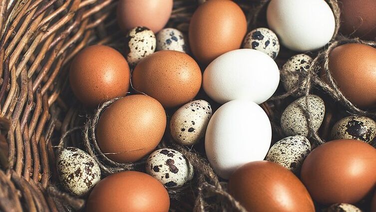 메추라기와 닭고기 달걀은 효능을 유지하기 위해 남성의 식단에 추가되어야 합니다. 