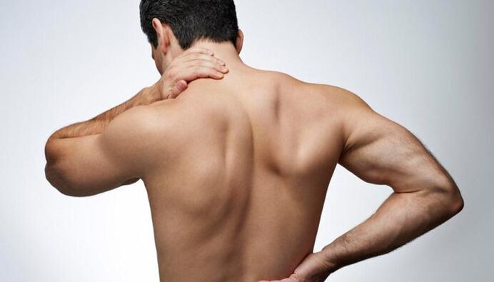 추간판 탈장은 허리 통증으로 나타나며 효능 저하에 기여합니다. 